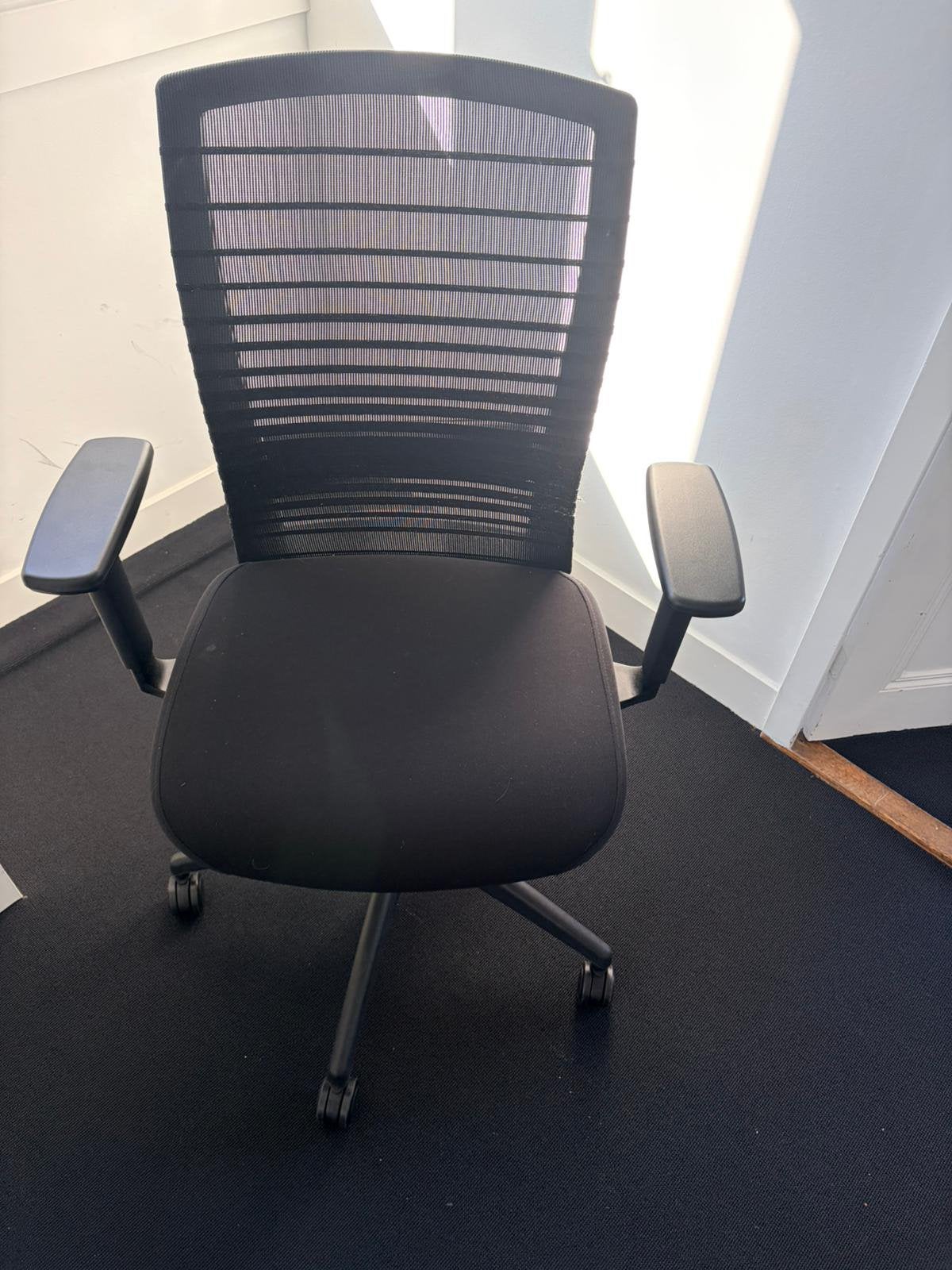 Ergonomische bureau stoel 1 of 6 stuks, Ophalen, Zwart, Zo goed als nieuw, Bureaustoel