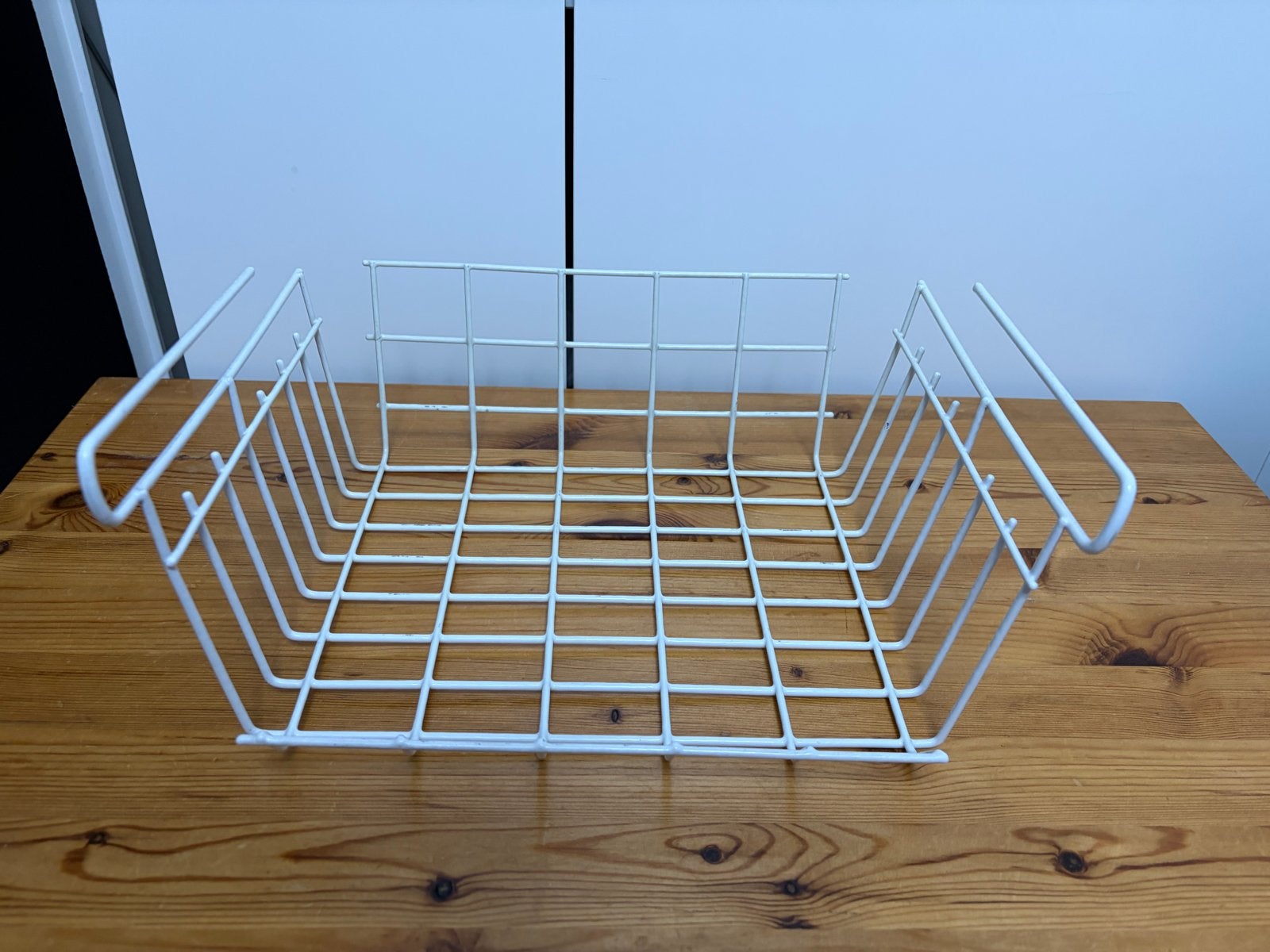 Wit metalen opbergmandje voor onder plank, Huis en Inrichting, Woonaccessoires | Kisten, Ophalen, Minder dan 50 cm, Zo goed als nieuw