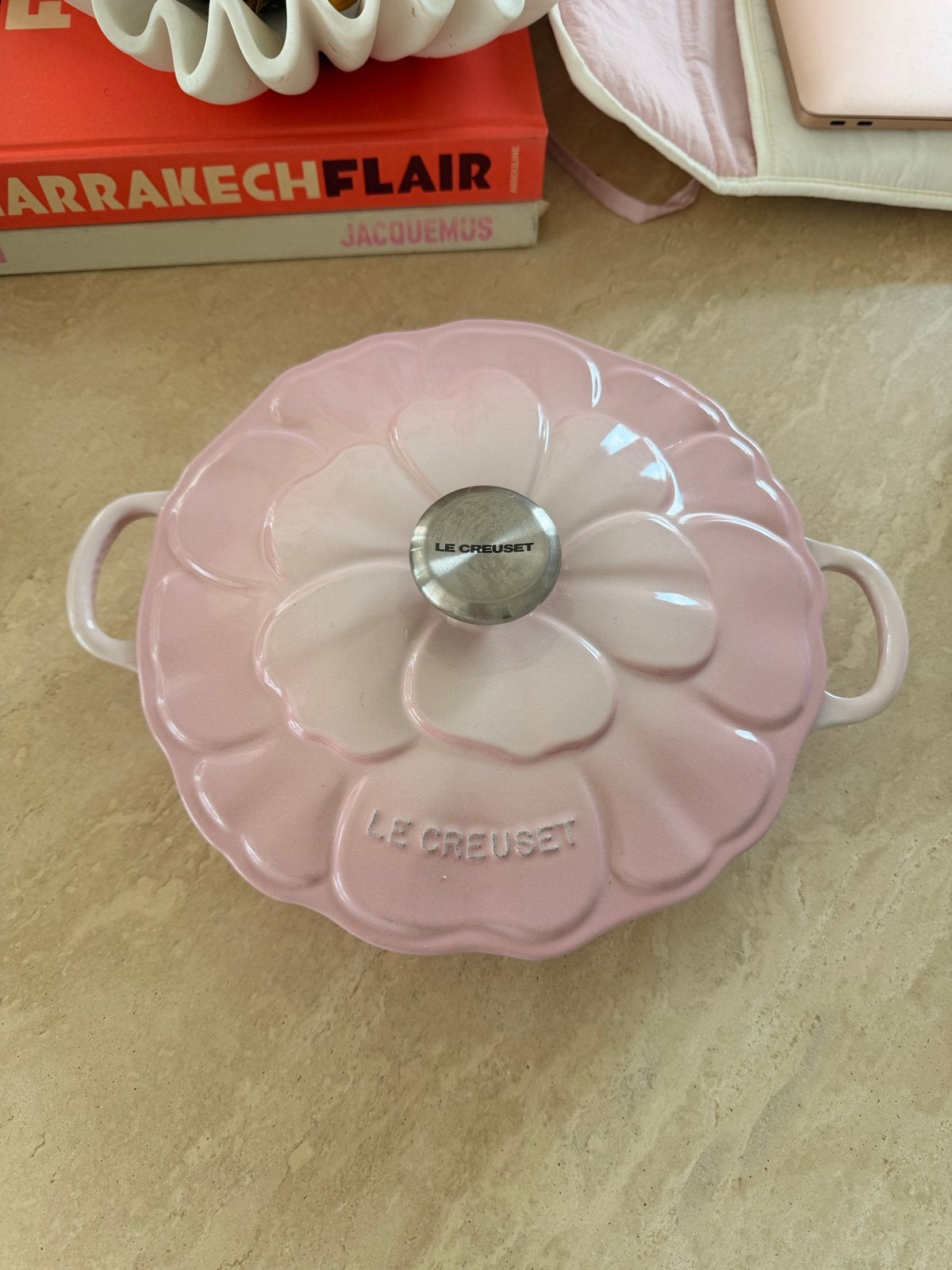 Le Creuset bloemvormige braadpan - Roze, Huis en Inrichting, Keuken | Potten en Pannen, Zo goed als nieuw, Braadpan, Gietijzer