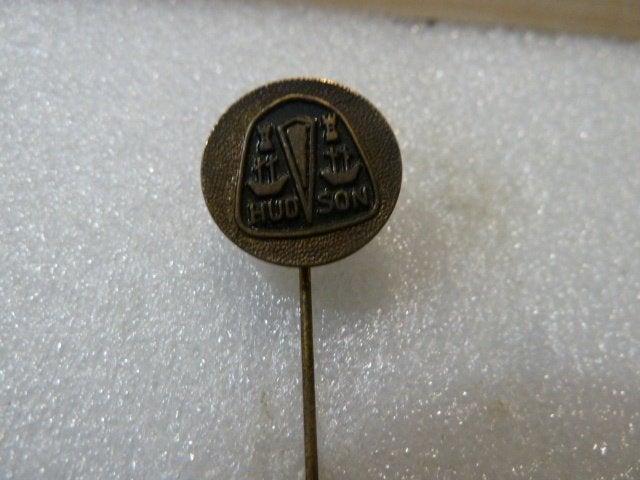 Vintage Hudson Speldje - Schepen en Anker, Ophalen of Verzenden, Gebruikt, Overige onderwerpen, Speldje of Pin