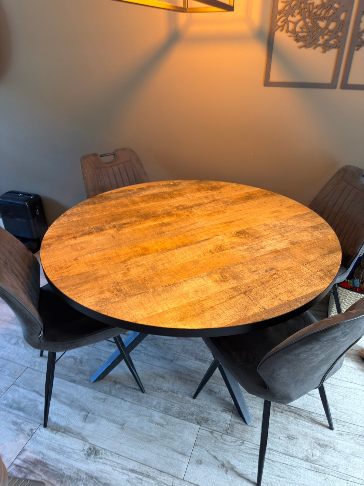 Ronde eettafel 138 cm – houtkleur, zwart onderstel, Huis en Inrichting, Tafels | Eettafels, Ophalen, Zo goed als nieuw, Rond, 100 tot 150 cm