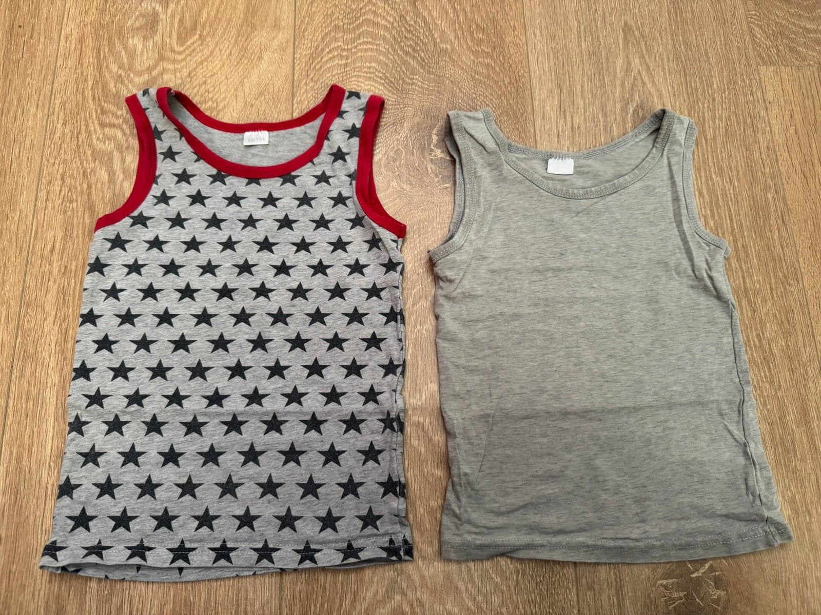 2 hemden/singlets jongen maat 98/104, Ophalen of Verzenden, Gebruikt, Jongen, Nacht- of Onderkleding