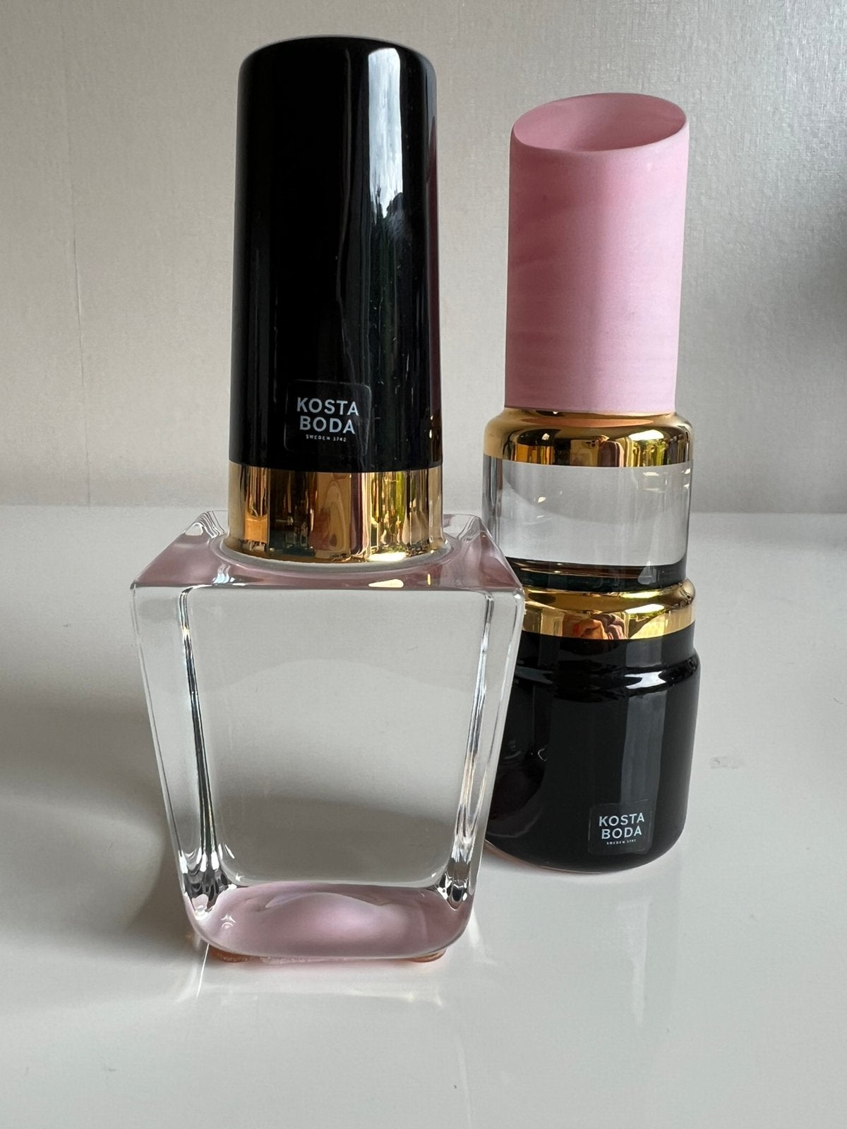 Kosta Boda ‘Make Up’ Nailpolish Lipstick Roze Jungnelius, Antiek en Kunst, Ophalen of Verzenden, Object, Glas