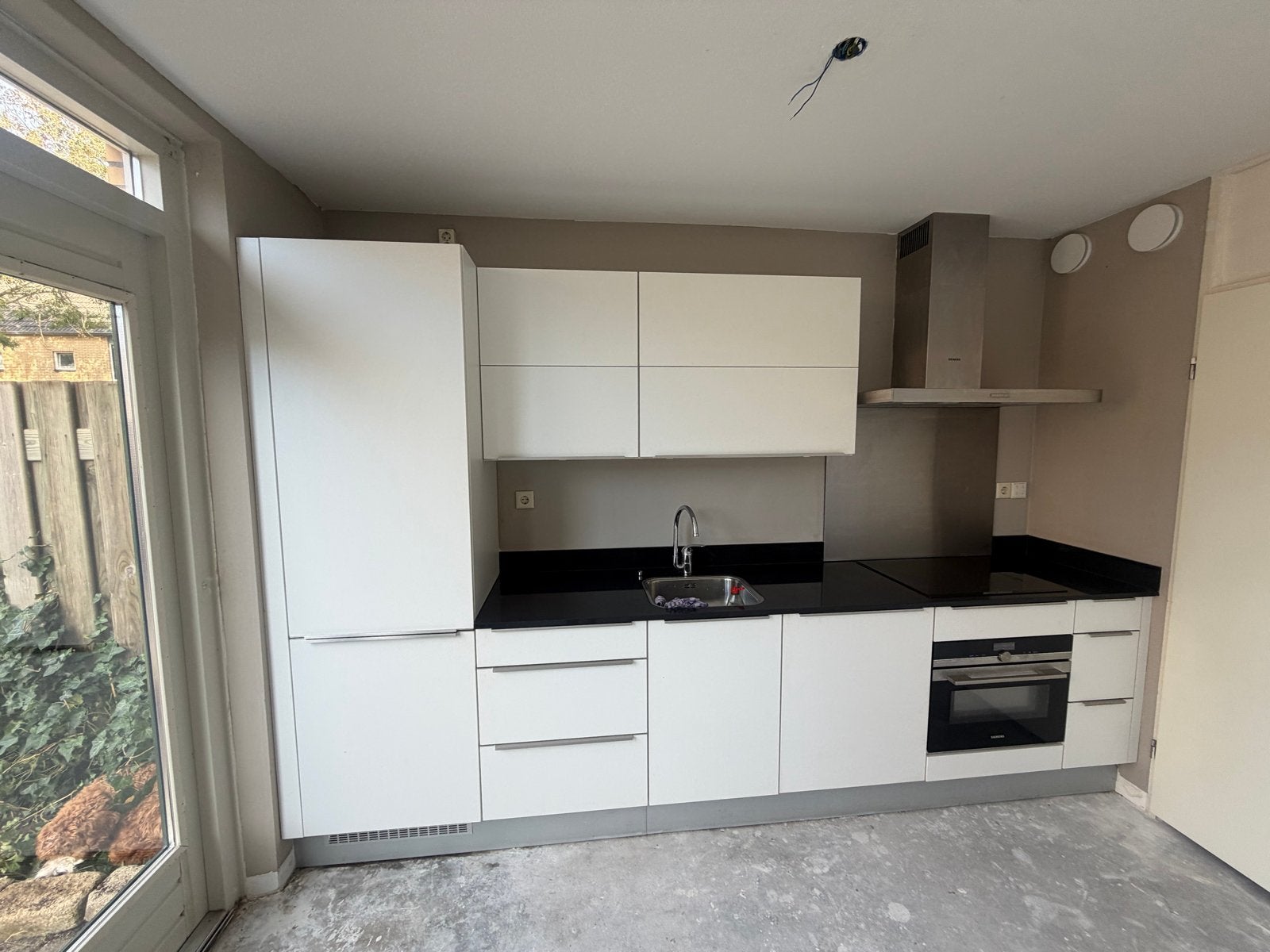 Moderne witte keuken met Siemens apparatuur, Huis en Inrichting, Keuken | Complete keukens, Ophalen, Gebruikt, Wit, Enkelwandige keuken