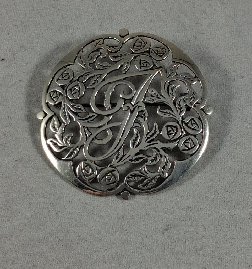 Zilveren florale broche letter J 835 zilver, Sieraden, Tassen en Uiterlijk, Broches, 4 tot 7 cm, Gebruikt, https://www.zilverjuwelier.nl/winkel/zilveren-florale-broche-letter-j-835-zilver/