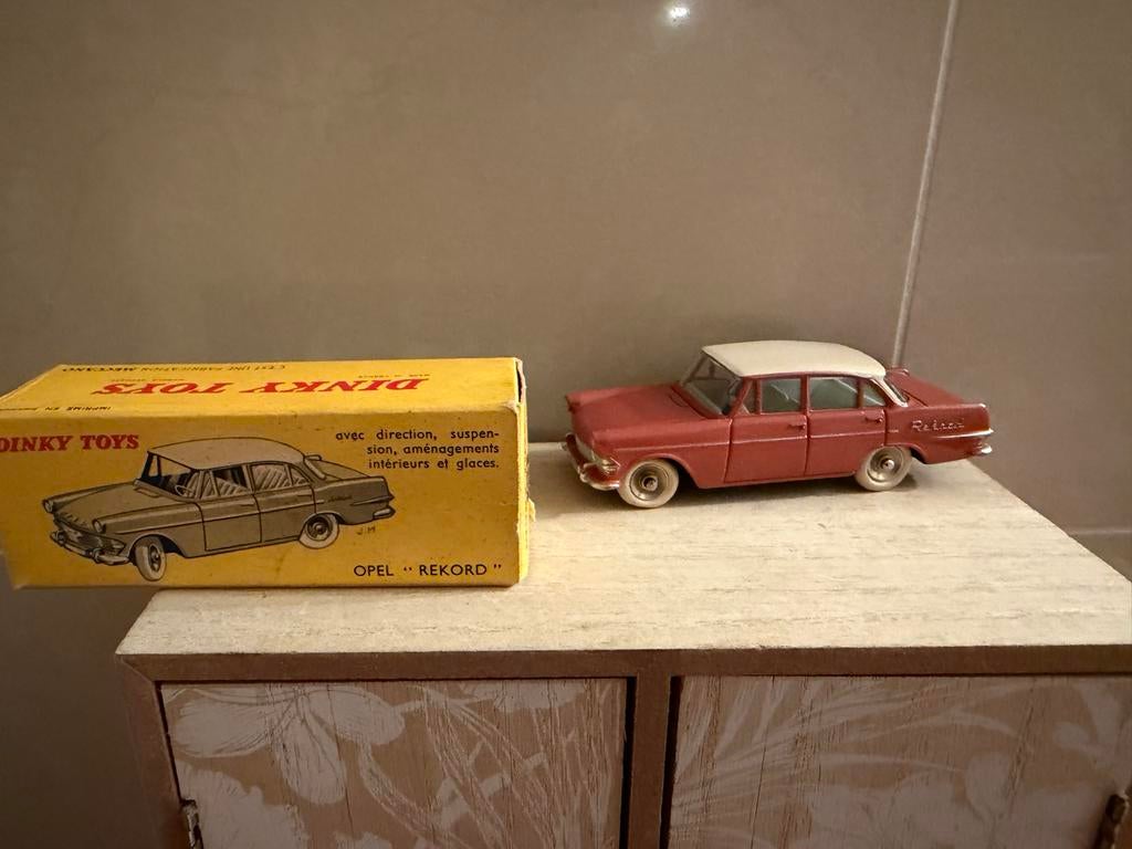 Dinky Toys France Opel Rekord 1/43 Nieuw in Verpakking, C, Nieuw, Dinky Toys, Ophalen of Verzenden
