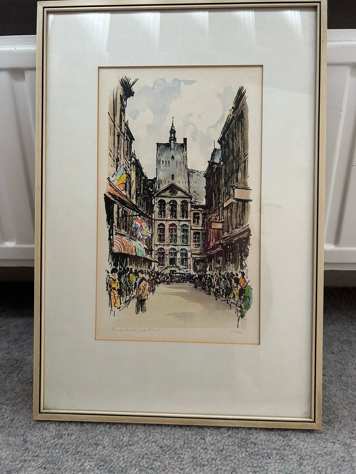 Stadsgezicht met toren en mensen, ingelijst, Antiek en Kunst, Kunst | Etsen en Gravures, Ophalen, 1950 - 1999, Stadsgezicht, Gesigneerd