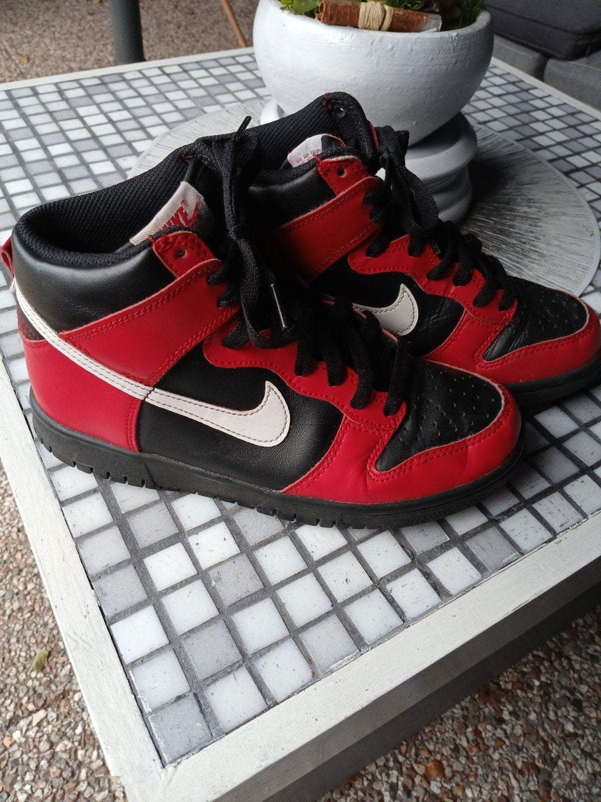 Nike Dunk High - Rood/Zwart - Maat 38 - Zo goed als nieuw, Kinderen en Baby's, Ophalen of Verzenden, Zo goed als nieuw, Nike, Jongen of Meisje