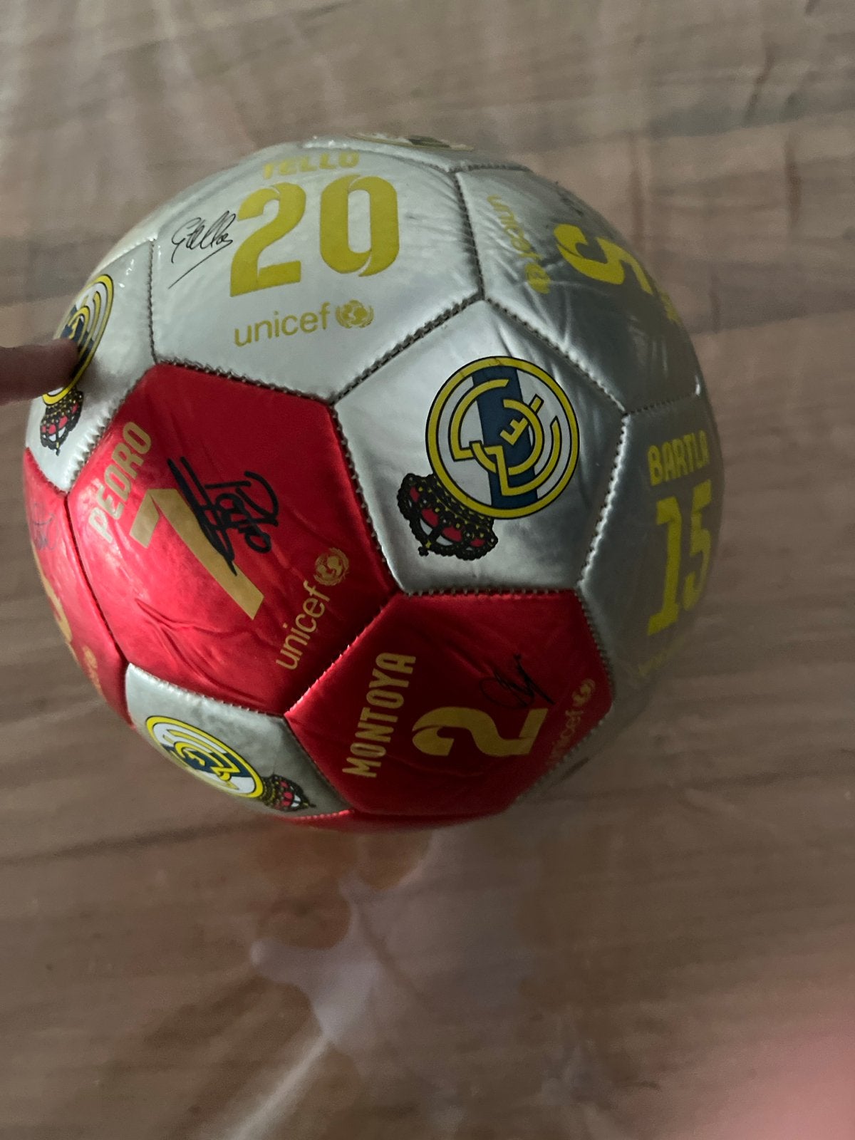 Unieke voetbal met handtekeningen en clublogo's, Ophalen, Gebruikt, Bal