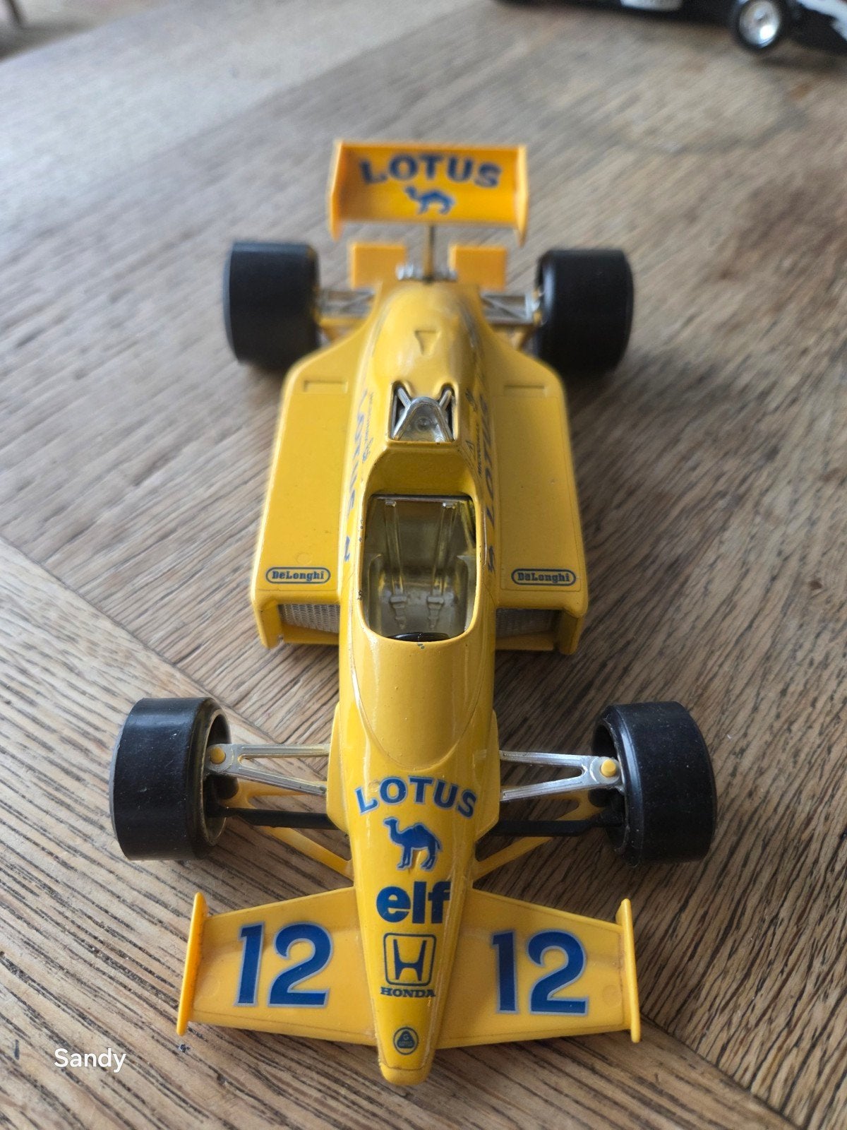 Lotus F1 Raceauto Model - Geel met Nummer 12, Hobby en Vrije tijd, Modelbouw | Auto's en Voertuigen, Overige merken, Gebruikt