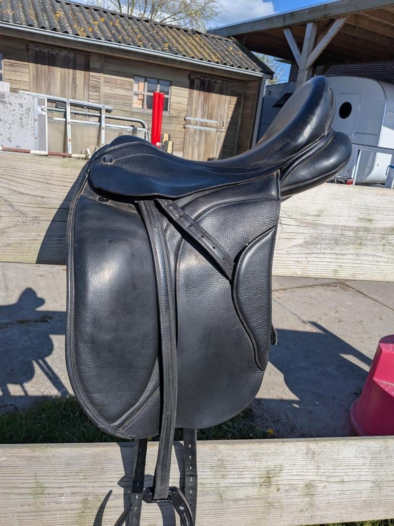 Kingsley d2 dressuurzadel 17.5 inch, Dieren en Toebehoren, Ophalen of Verzenden, Gebruikt, Dressuur