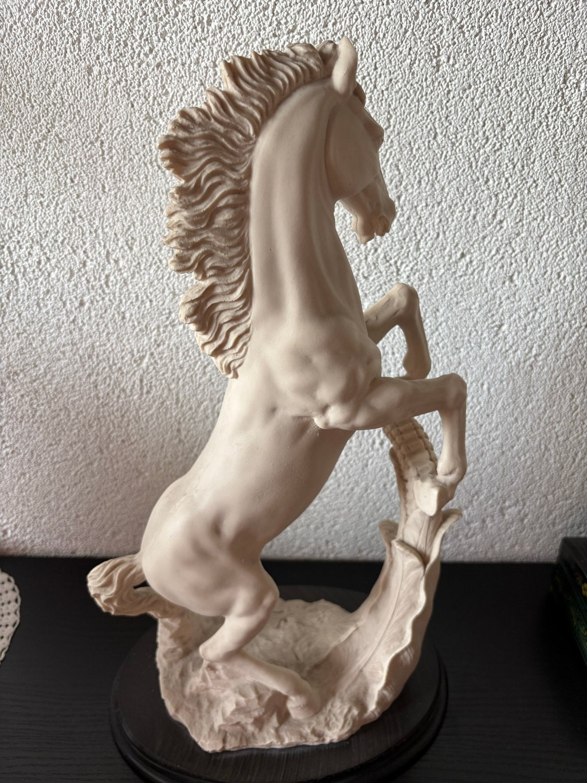 Prachtig Beeld Steigerend Paard - Crèmekleurig, Antiek en Kunst, Ophalen of Verzenden, Zoogdier, 20 - 50 cm, Op sokkel
