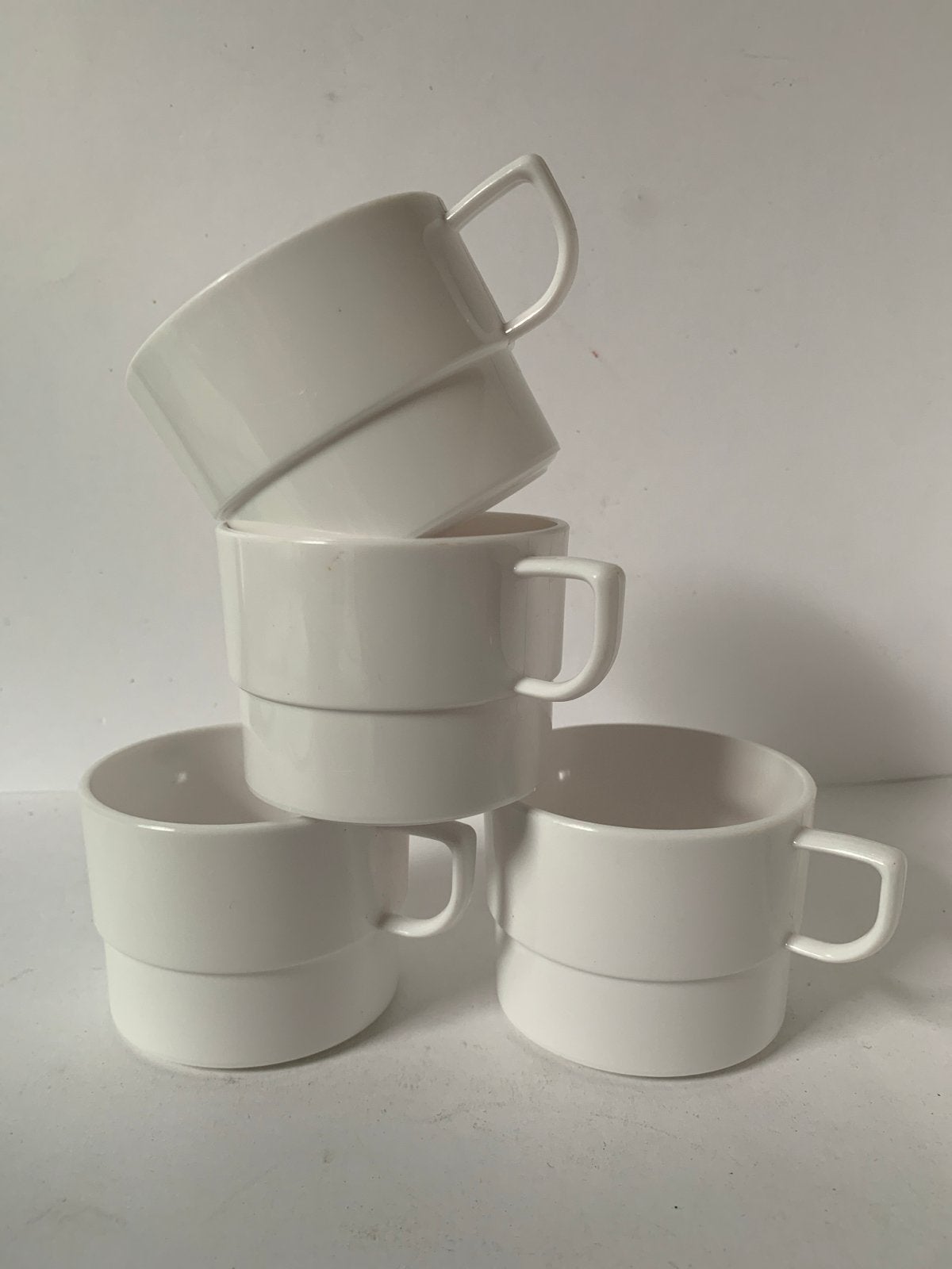 Set van 4 witte kunststof stapelbare mokken - 220ml camping