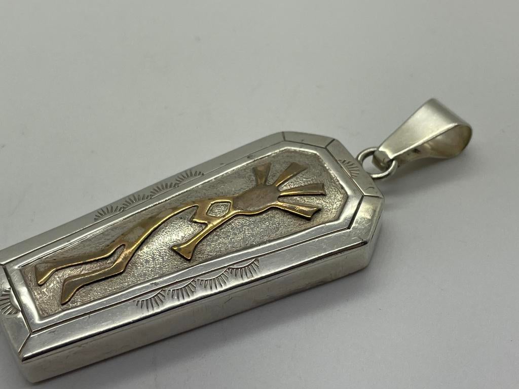 D778 Prachtige zilveren doodskist hanger kokopelli, Overige voorstellingen, Ophalen of Verzenden, X, Goud