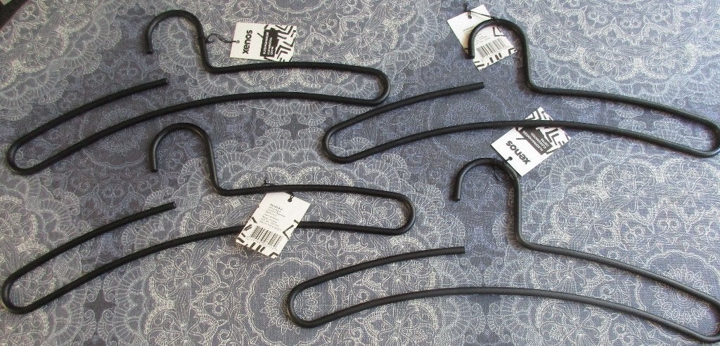 4 nieuwe zwart metalen kleerhangers à 1,50, Ophalen of Verzenden, Nieuw, Metaal, Kinderen en Volwassenen