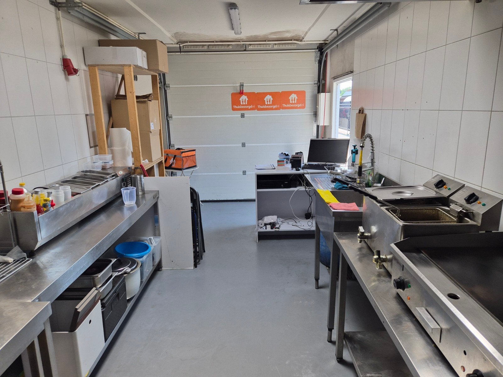 Het is een garage box bezorgservice voor alerlij etenswaren, Ophalen of Verzenden