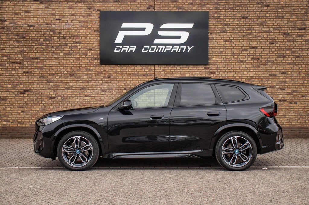 BMW iX1 xDrive30 67 kWh, Pano, Leder, Carplay, Ambient, H&K, Auto's, BMW, Automaat, 12 maanden, Zwart, Zwart