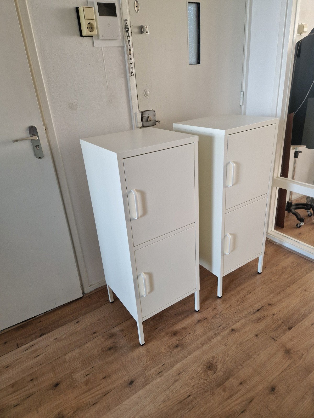 Twee metalen kastjes gebroken wit, Ophalen