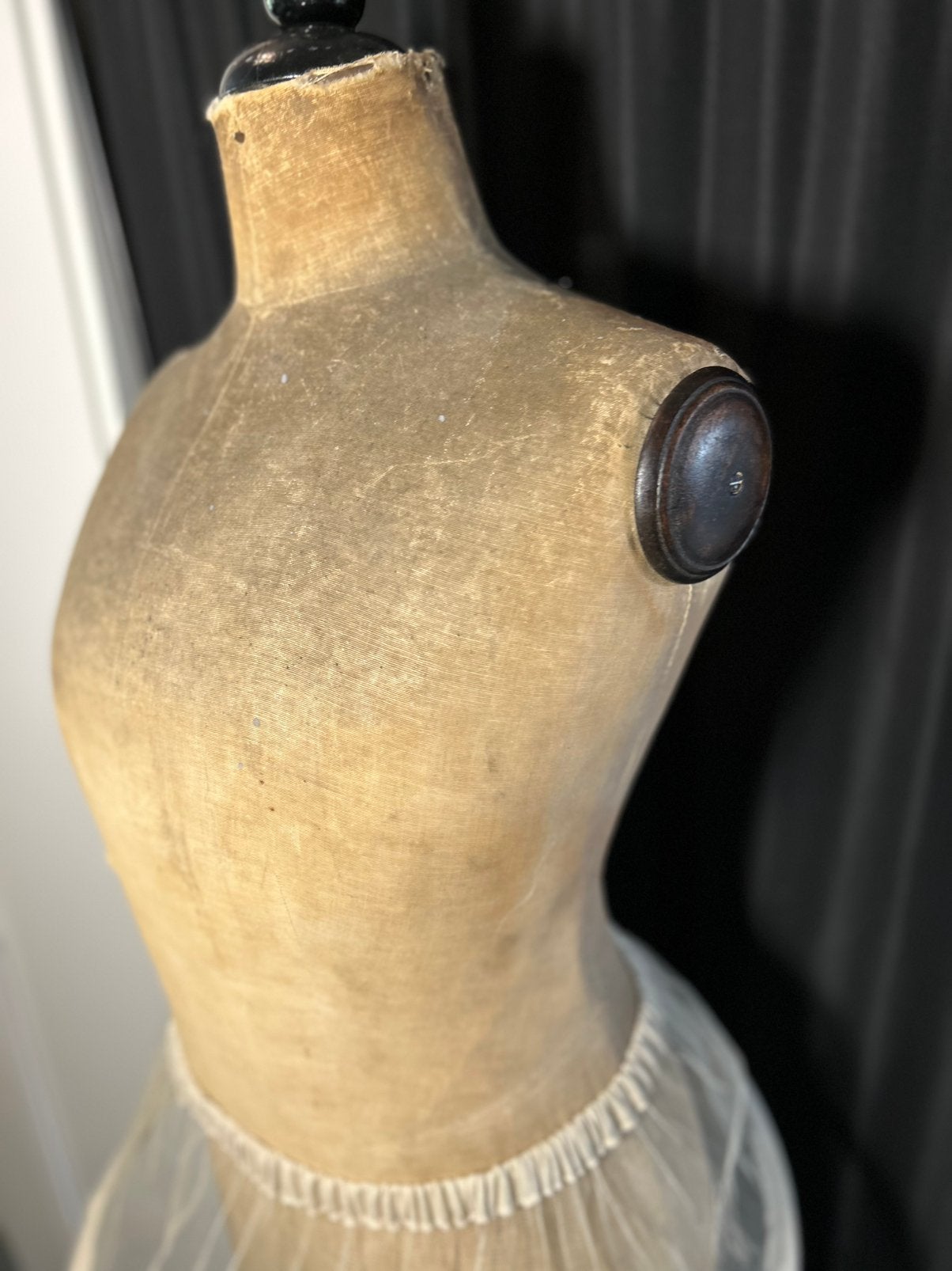 Antieke vrouwen paspop met originele knop voet hout 160-170, Ophalen