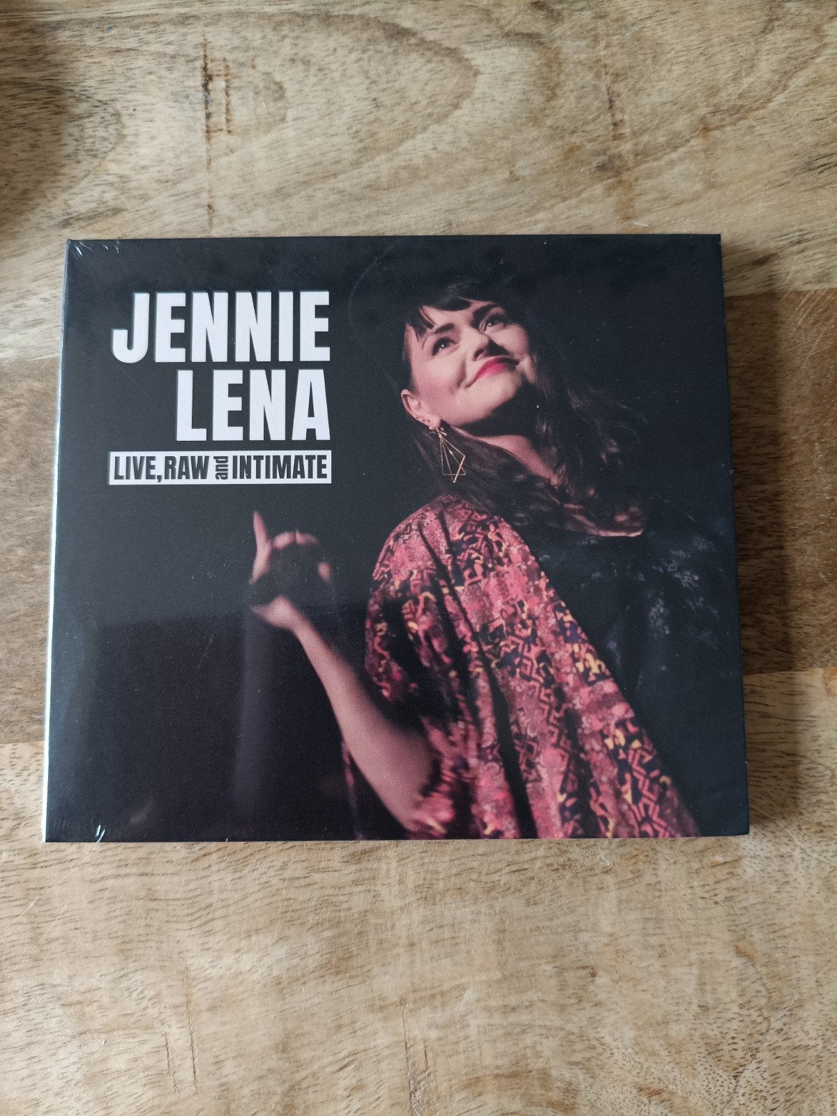 Jennie Lena - Live, Raw & Intimate CD (Nieuw in verpakking), Ophalen of Verzenden, Nieuw in verpakking, Pop, Live-album