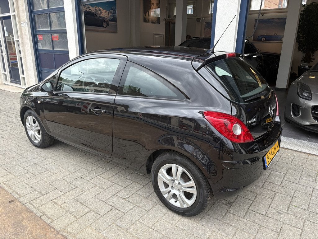 Opel Corsa 1.4-16V White Edition NL AUTO. SPORTVELGEN, Auto's, Voorwielaandrijving, Gebruikt, 4 cilinders, Zwart