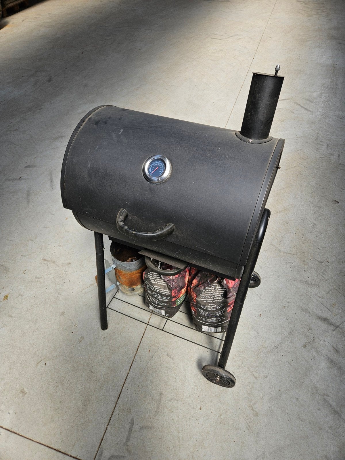 Houtskool BBQ, Tuin en Terras, Houtskoolbarbecues, Gebruikt, Met accessoires, Ophalen