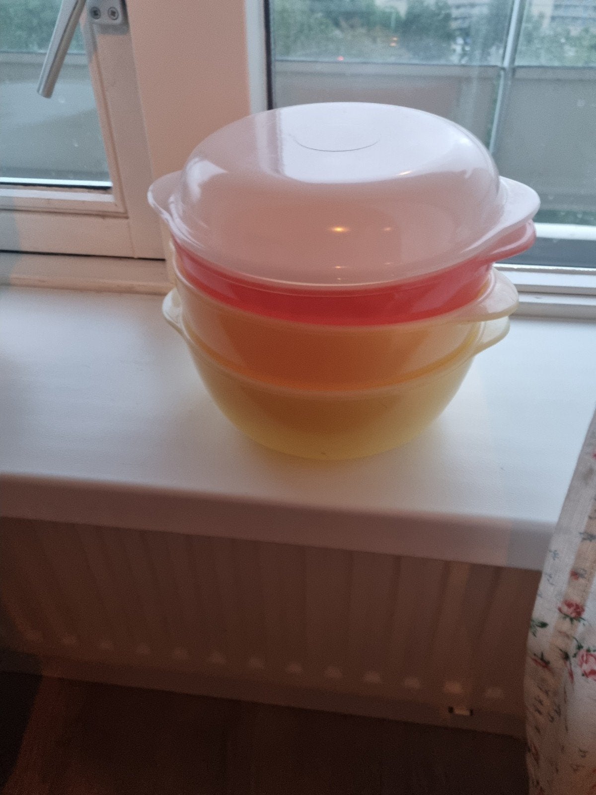 3 arcopal schalen 2 x geel 1x tomaatrood met 1 deksel, Ophalen of Verzenden