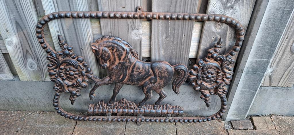 Ijzeren paarden ornamenten, Ophalen