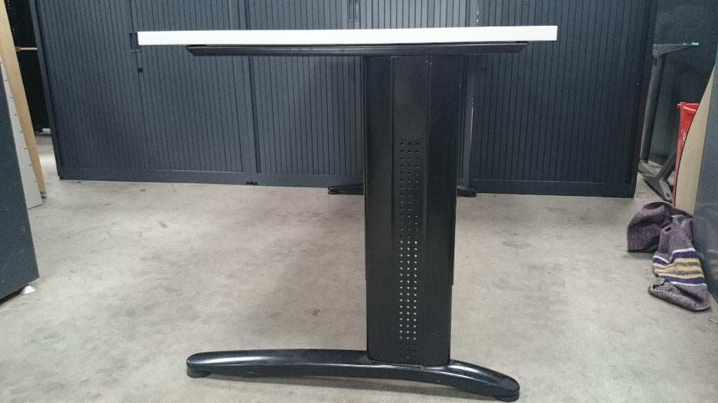 Ahrend bureau’s, Huis en Inrichting, Bureaus, Ophalen, Gebruikt, -, -