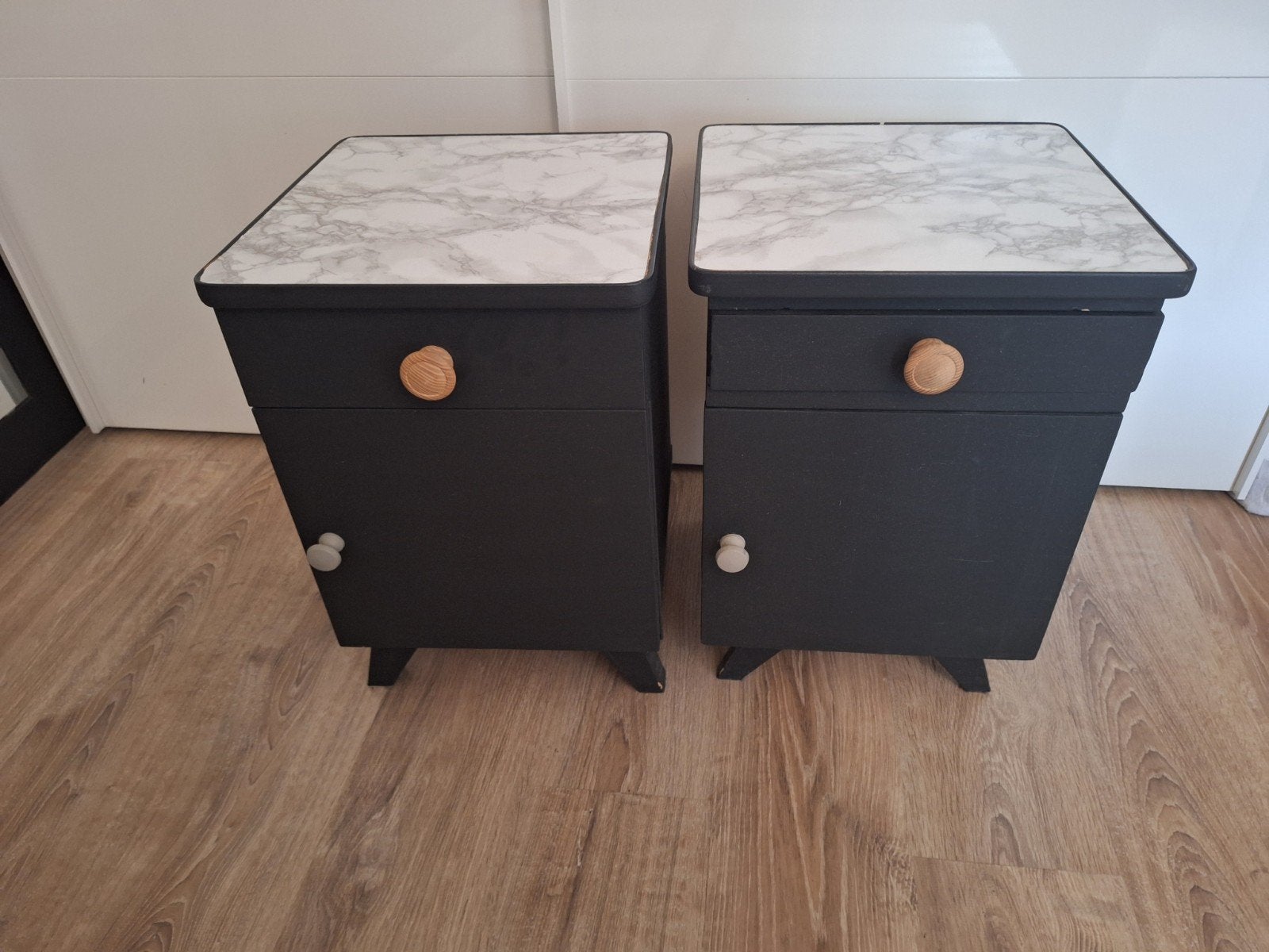 2 Antracietgrijze nachtkastjes, Ophalen, Gebruikt, 55 tot 70 cm, 45 tot 65 cm
