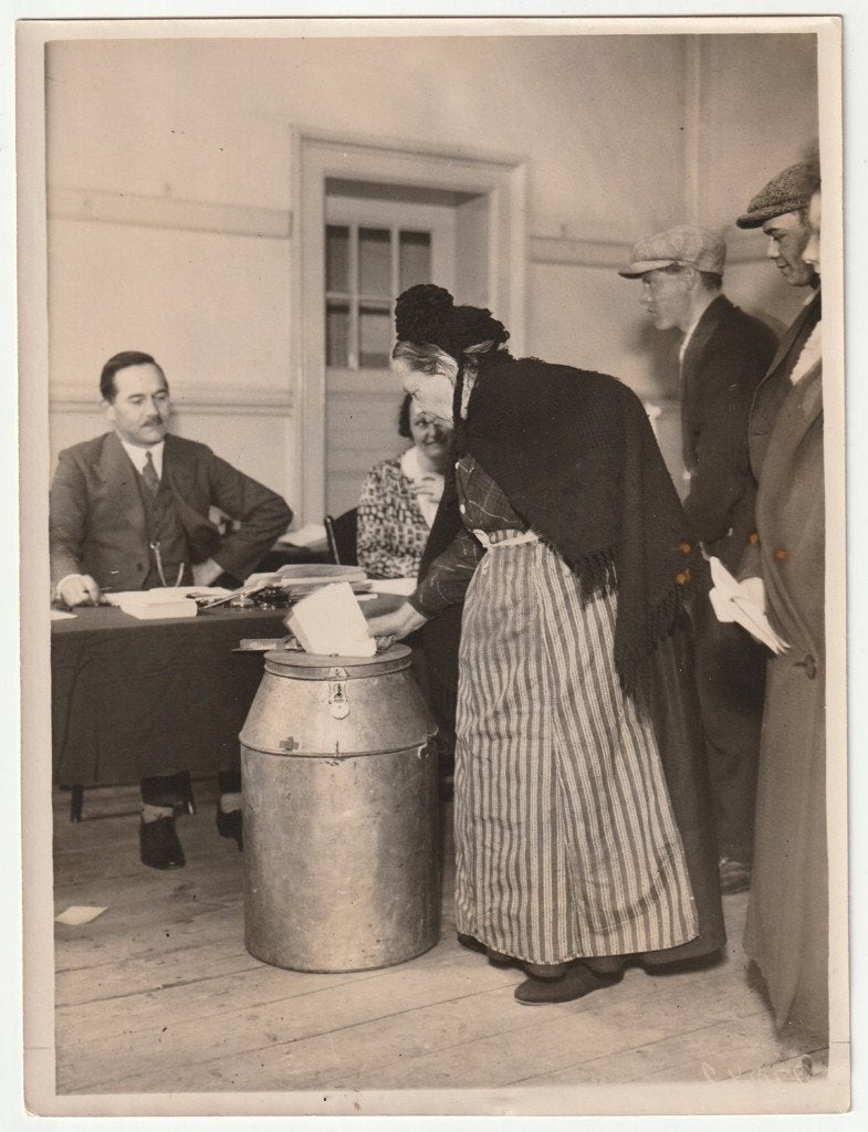 Oude (pers)foto verkiezingen stembus klederdracht jaren '50?, Gebruikt, Verzenden, Foto, Klederdracht