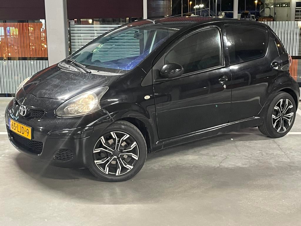 Toyota Aygo 1.0 12V Vvt-i 5DRS 2010 Zwart, Auto's, Toyota, Voorwielaandrijving, Stof, USB, Zwart
