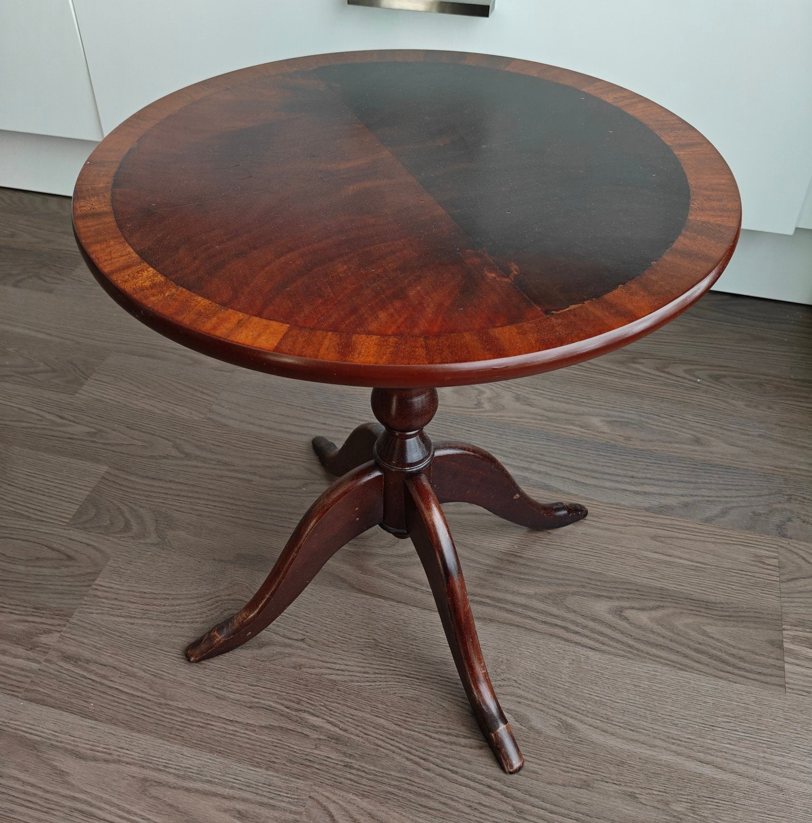 Antieke bijzettafel met rond blad en driepoot, Ophalen