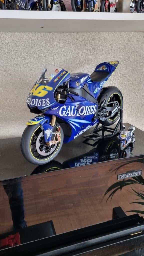 Minichamps: motoGP Rossi 1:4 Gauloises limited edition, Hobby en Vrije tijd, Modelauto's | 1:5 tot 1:12, Ophalen of Verzenden