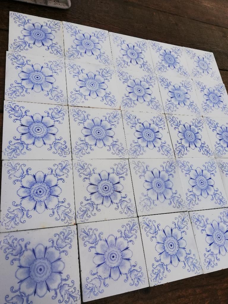 30 antieke wandtegels met lichtblauwe bloem 12x12cm, Ophalen