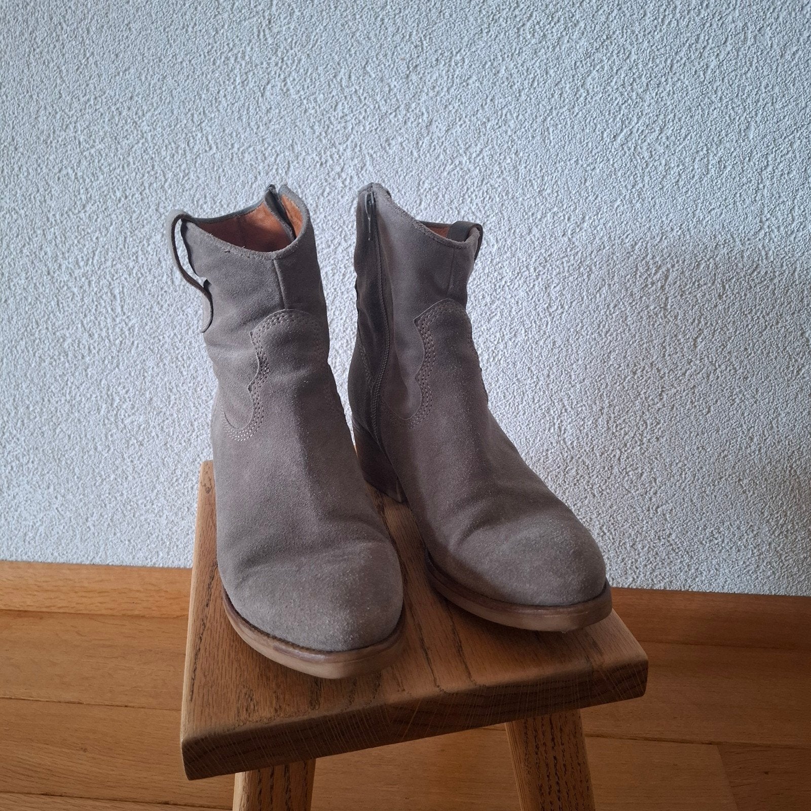 Via Vai Taupe suède enkellaarzen met rits, Via Vai, Lage of Enkellaarzen, Ophalen of Verzenden, Gedragen