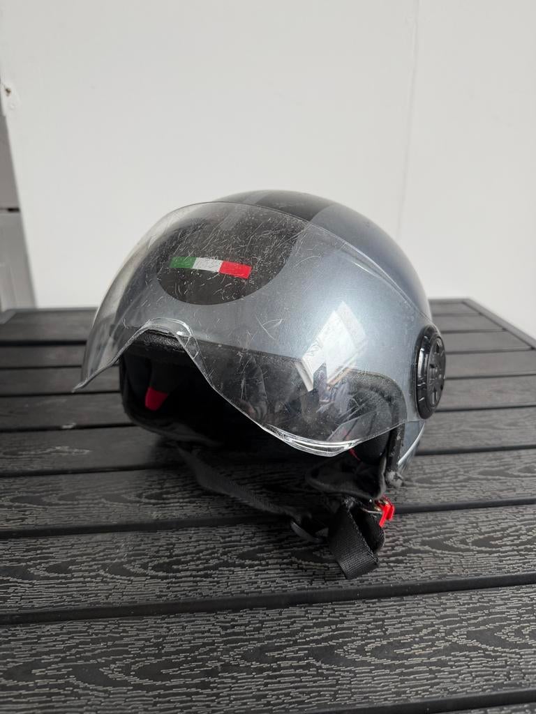 Gebruikte helm - Mag weg voor een tientje, Fietsen en Brommers, Brommerhelmen, Ophalen of Verzenden, Gebruikt, Medium