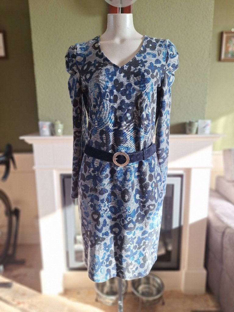 Caroline Biss jurk mt 40 blauw/grijs print met riem, Kleding | Dames, Maat 38/40 (M), Zo goed als nieuw, Knielengte, Caroline Biss