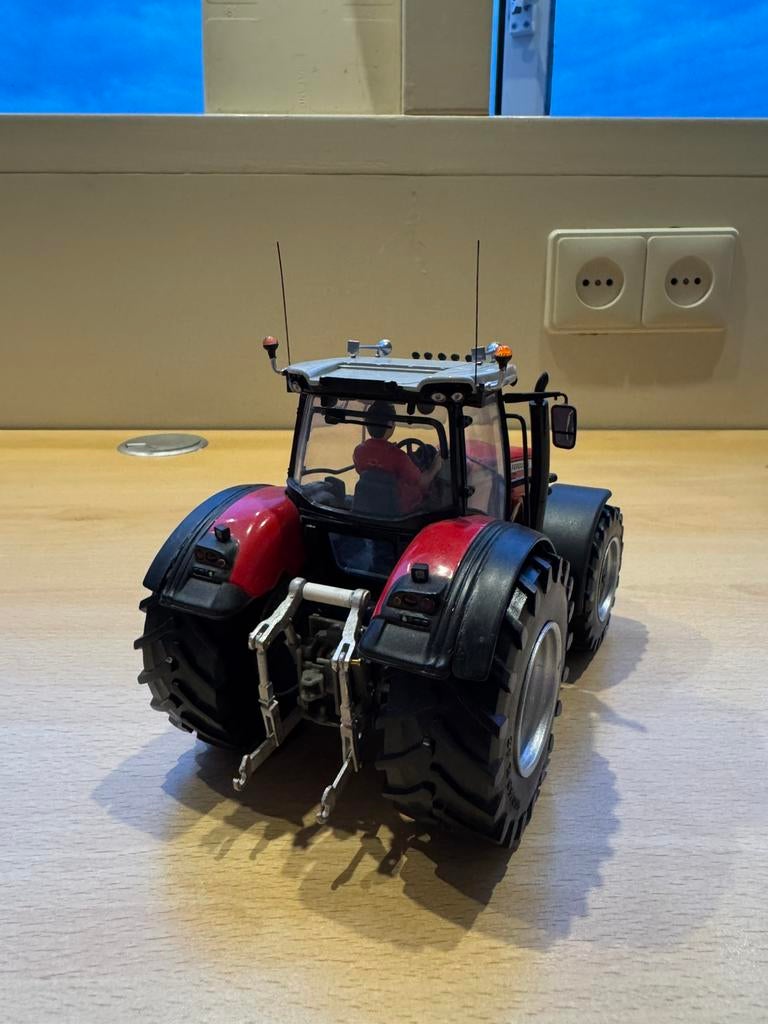 Massey Ferguson - UH, Ophalen of Verzenden, Zo goed als nieuw, Tractor of Landbouw, Universal Hobbies