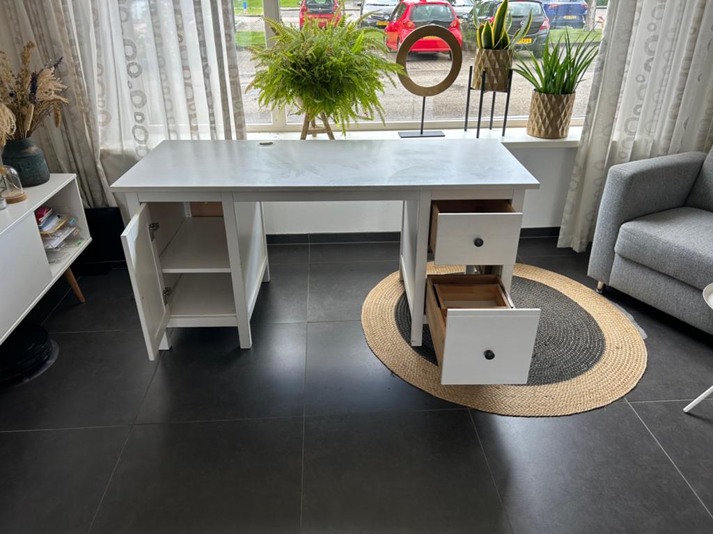 IKEA HEMNES Bureau Wit met gebruikerssporen, Huis en Inrichting, Bureaus, Ophalen, Gebruikt, Hout, IKEA