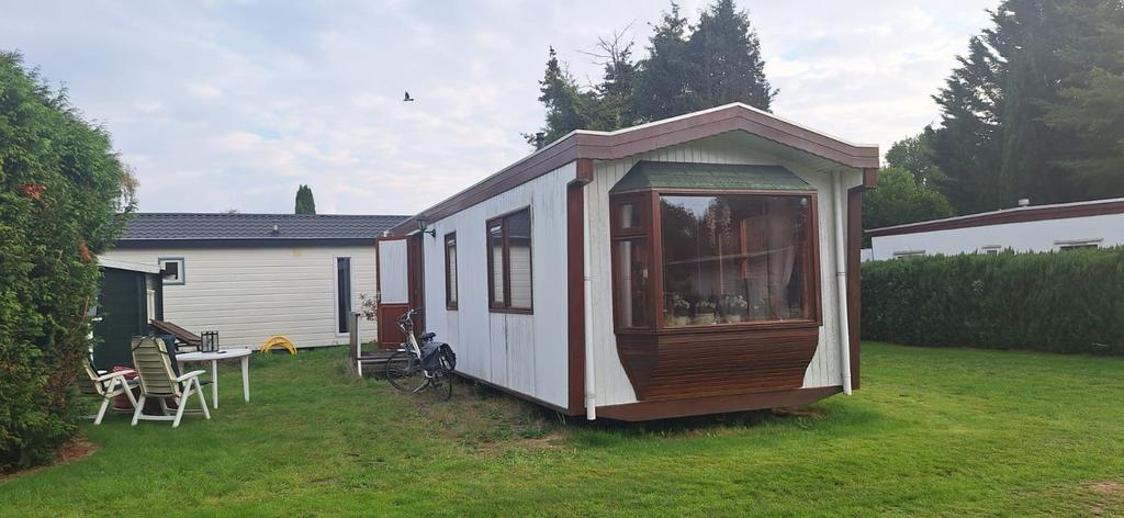 Te koop chalet caravan met staanplaats in Hulshorst, Caravans en Kamperen, Stacaravans, tot en met 2, Ophalen