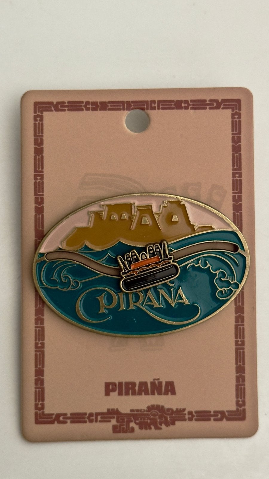 Efteling Piraña Pin - Nieuw in verpakking, Verzamelen, Efteling, Ophalen of Verzenden, Nieuw, Button of Speldje