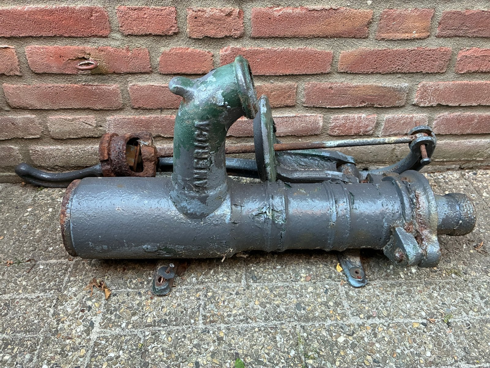Antieke gietijzeren waterpomp 'America', Ophalen
