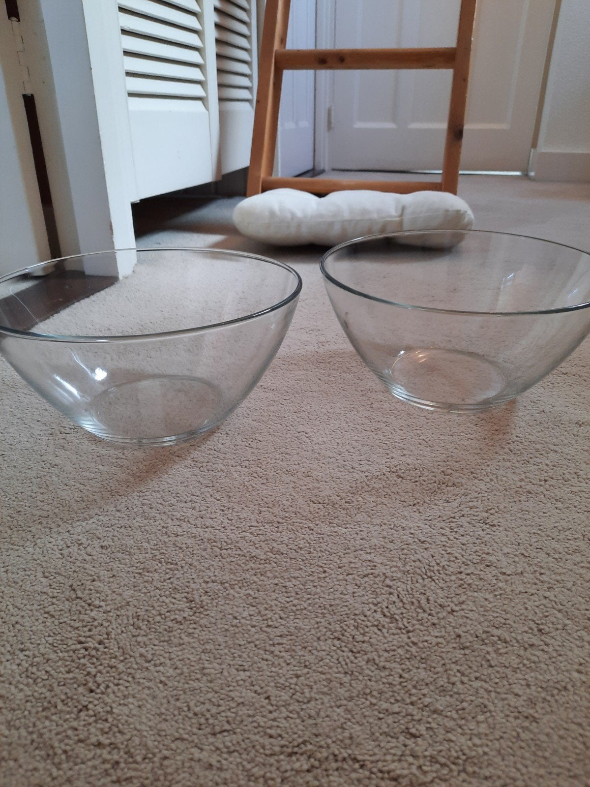 Twee glazen schalen - 22 cm diameter, 10,5 cm hoog, Ophalen of Verzenden, Zo goed als nieuw, Rond, Glas