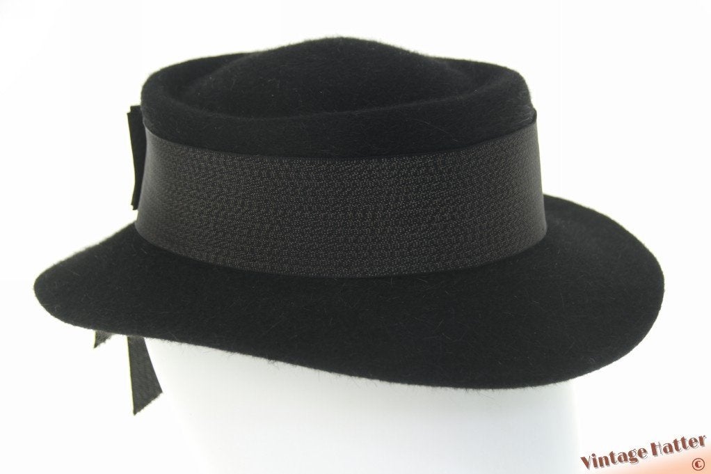 Vintage dameshoed Wegener zwart haarvilt met lint 55 = S -XS, 55 cm (S, 6⅞ inch) of minder, Hoed, Ophalen of Verzenden, Zo goed als nieuw