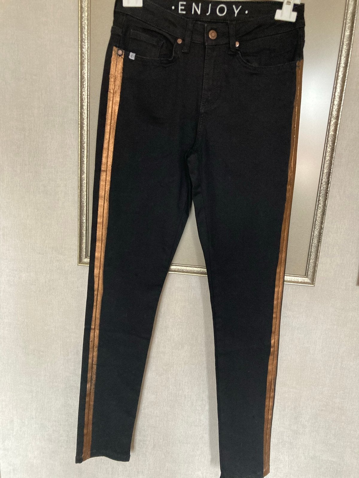 Nieuwe Enjoy jeans zwart met bronzen bies, maat 36, Kleding | Dames, Ophalen of Verzenden, Nieuw, Zwart, W28 - W29 (confectie 36)