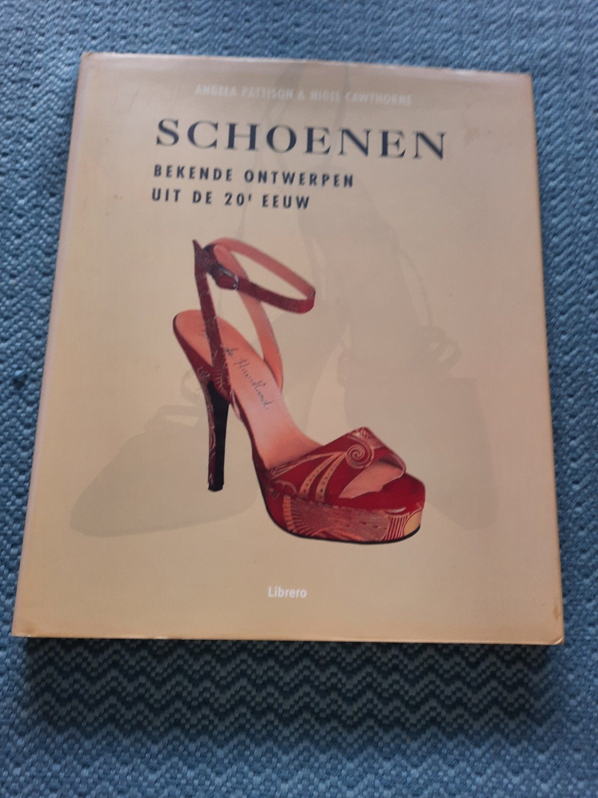 Schoenen: Bekende Ontwerpen uit de 20e Eeuw - Hardcover, Boeken, Ophalen of Verzenden, Gelezen, Mode algemeen, Angela Pattison & Nigel Cawthorne