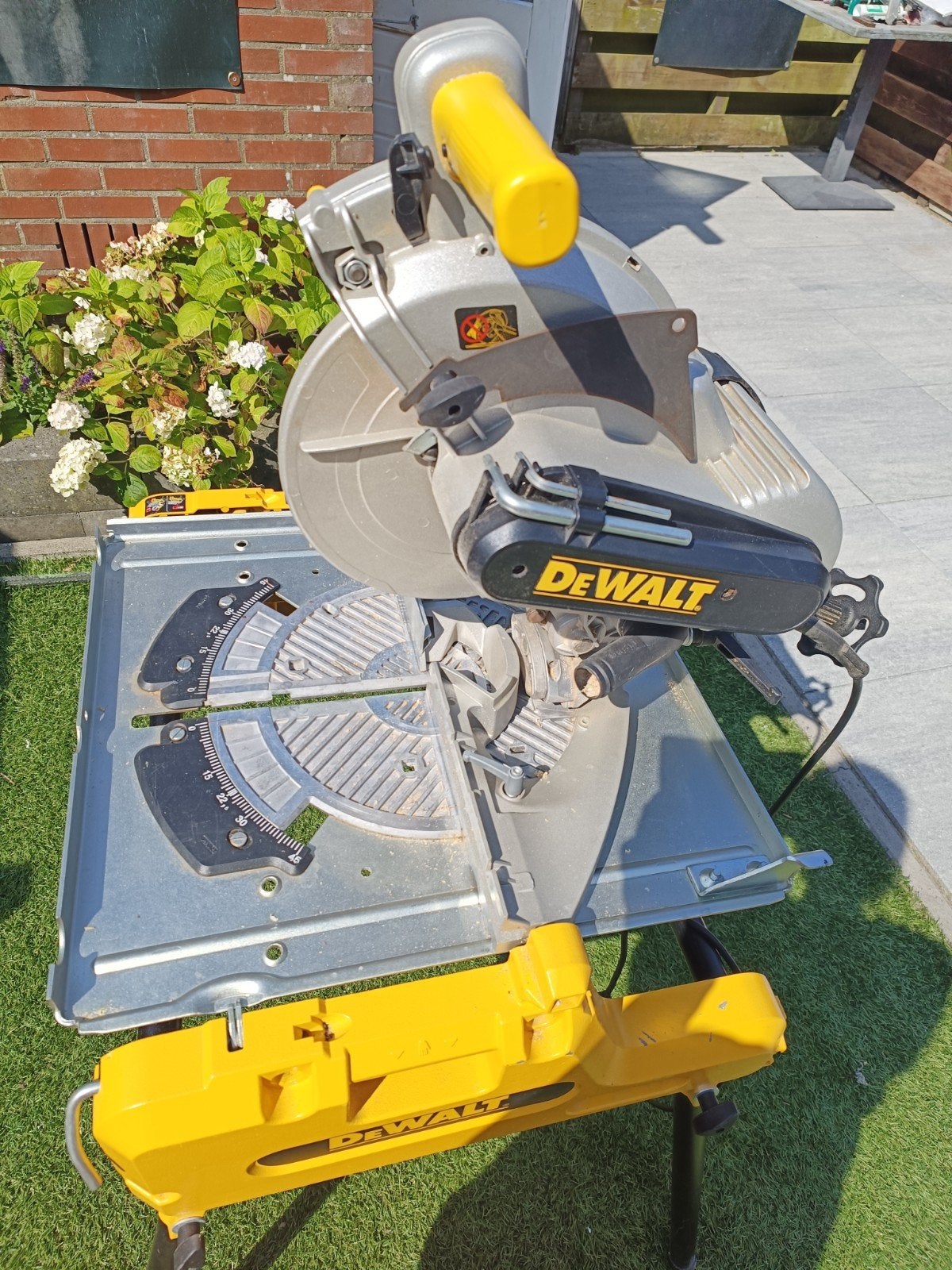 De Walt Afkortzaag/zaagtafel DW743N met onderstel, Doe-het-zelf en Verbouw, Gereedschap | Zaagmachines, Ophalen, Gebruikt, 70 mm of meer