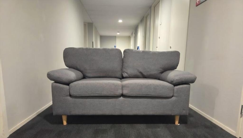 Gedved bank Jysk grijs, Huis en Inrichting, Banken | Bankstellen, Gebruikt, 150 tot 200 cm, Tweepersoons, 75 tot 100 cm