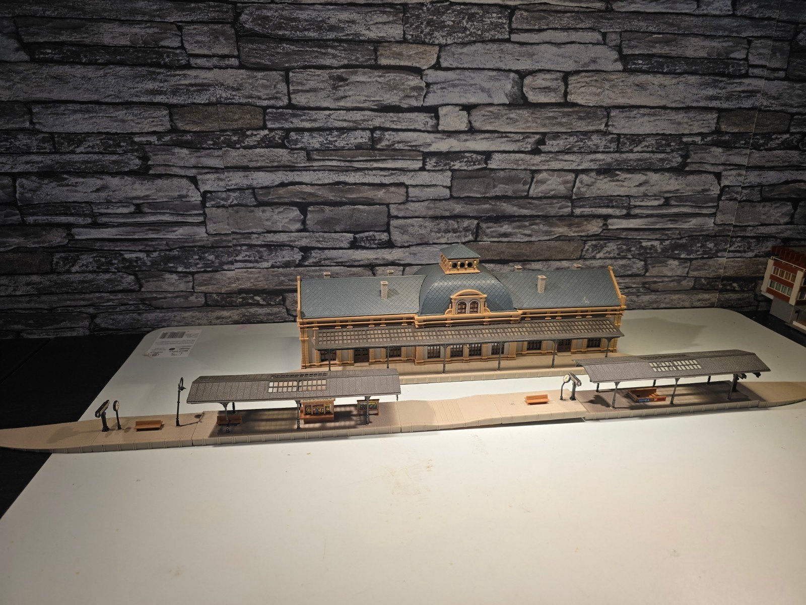 station Altstadt met perron N spoor modeltrein 1:160, Overige merken, Gebruikt, Gelijkstroom of Wisselstroom, Brug, Tunnel of Gebouw